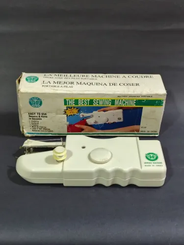 Máquina de costura antiga anos 90 com caixa. Sem testes