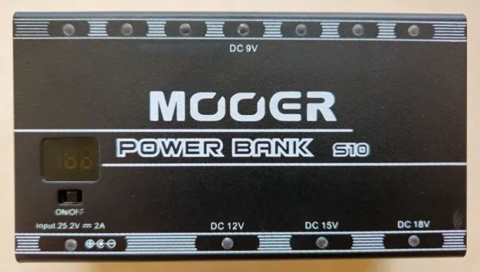 Fonte para pedais Mooer Power Bank S10 (bateria recarregável)