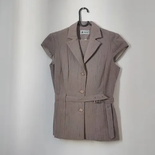 Conjunto social (calça e terno manga curta), na cor cinza, tamanho P