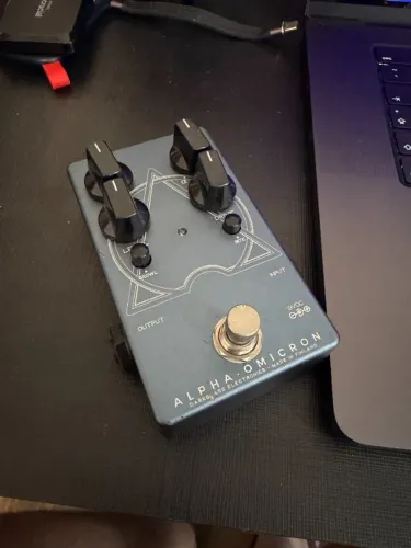 Pedal Distorção Analógico Darkglass Alpha Omicron p/ Baixo (Usado)