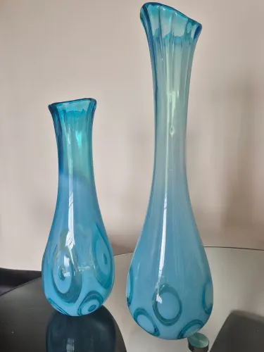 Belíssimo par de vasos em vidro soprado. 