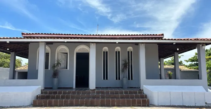 Alugo casa com grande área externa