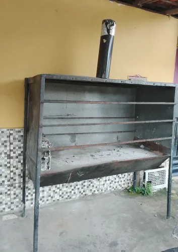 Churrasqueira e espeto para galeto