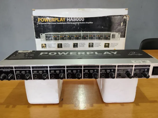 Behringer Powerplay HA8000<br>? Amplificador/distribuidor de fones de ouvido (8 canais)