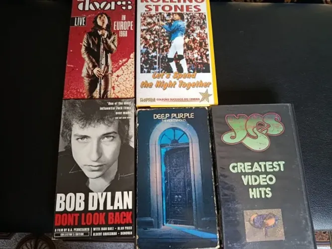 5 fitas VHS de bandas de rock: The Doors, The Rolling Stones, Bob Dylan, Deep Purple e Yes