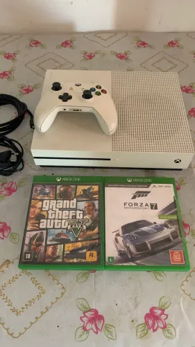 XBOX ONE S 1TB COMPLETO E EM PERFEITO ESTADO!! 1.300$ (ACEITO CARTÃO)