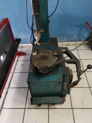 Montadora e desmontadora de pneus