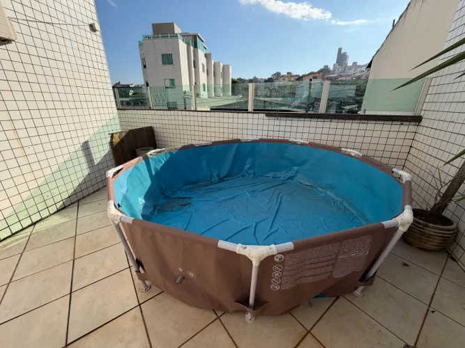 Piscina mais limpador de piscina!