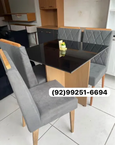 Mesa de jantar com 4 lugares