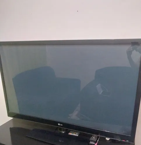 Vendo uma televisão LG 50PJ250 de 2010.
