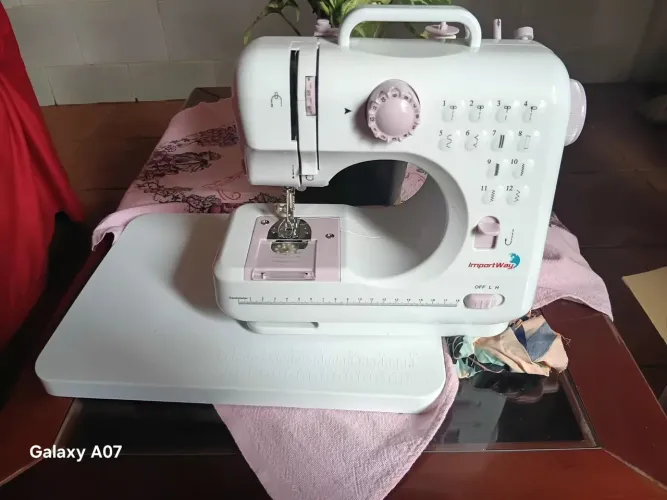Máquina de costura Multifuncional está em ótimo estado nunca foi usada seminova