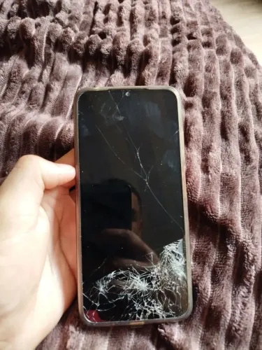 Celular semi-novo com a tela quebrada