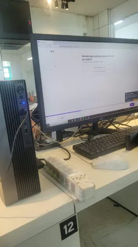 Computador desktop com tela, mouse e teclado