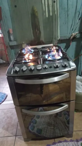 Vende-se fogão 4 bocas, com forno e grill, fogão é elétrico!!