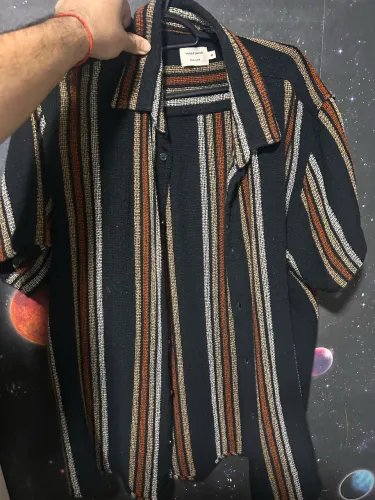 camisa de textura rústica com listras contrastantes em tons terrosos e preto