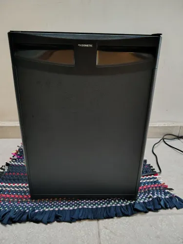 Frigobar pequeno com defeito 