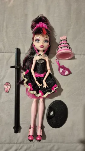 Boneca Monster High Draculaura - coleção 1600 anos (G1)