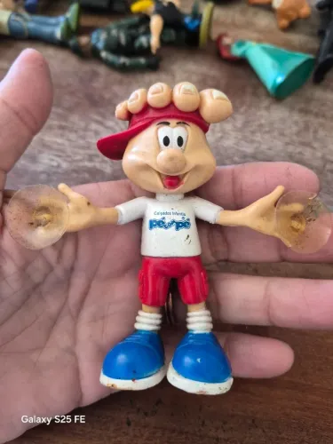 boneco colecionável do mascote da marca de calçados infantis Pé com Pé. 