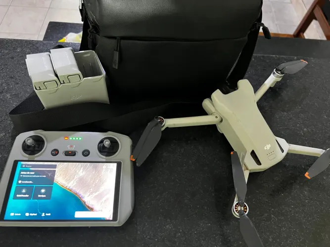 Drone DJI Mini 3 combo Fly More RC com tela (Com 3 baterias)