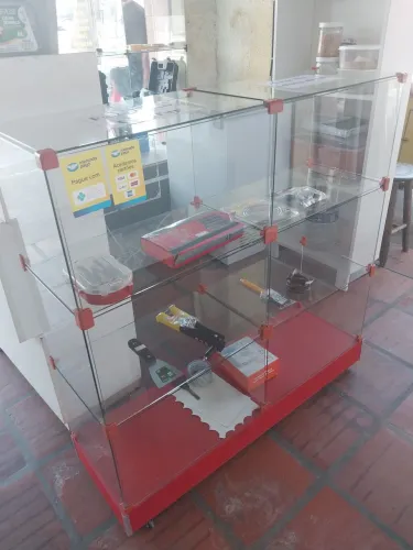 Vendo Vitrine vermelha