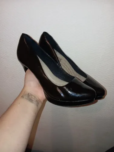 salto alto preto verniz