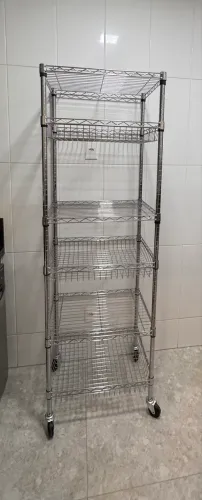 Estante de metal