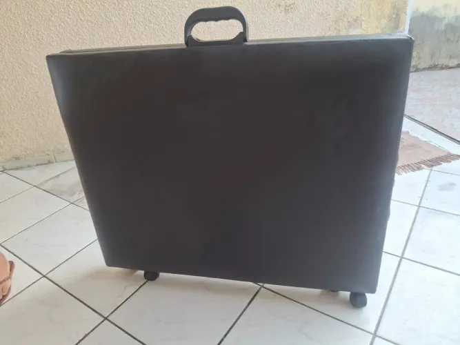 Maca maleta com rodinhas e cabeceira
