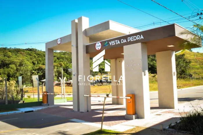 Terreno com 360 metros privativos em loteamento Vista da Pedra em São José /SC