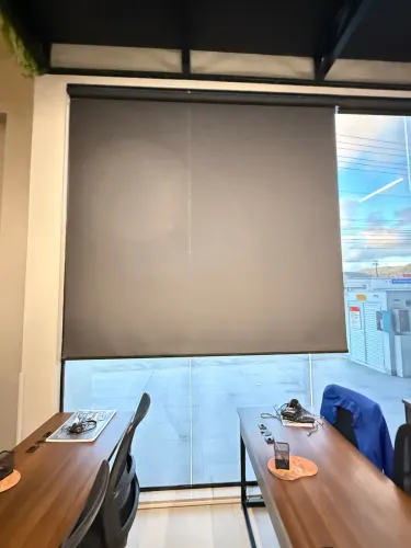 Persiana antitérmica motorizada, com controle elétrico