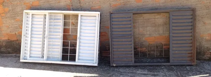 VENEZIANAS DE FERRO COM GRADE