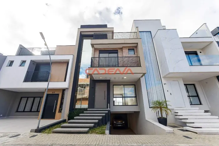 Casa em condomínio fechado com 3 suítes e 4 vagas à venda no Pinheirinho