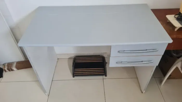 Escrivaninha com duas gavetas