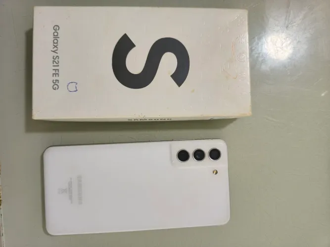 Galaxy Samsung s21 fe 5g com tela com listras e traseira descolada.