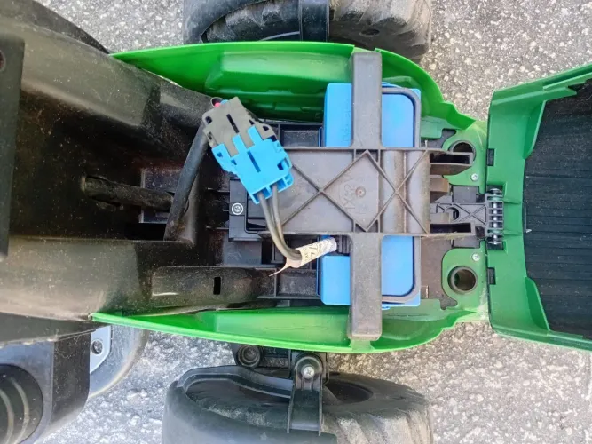 Trator eletrônico infantil peg-perego