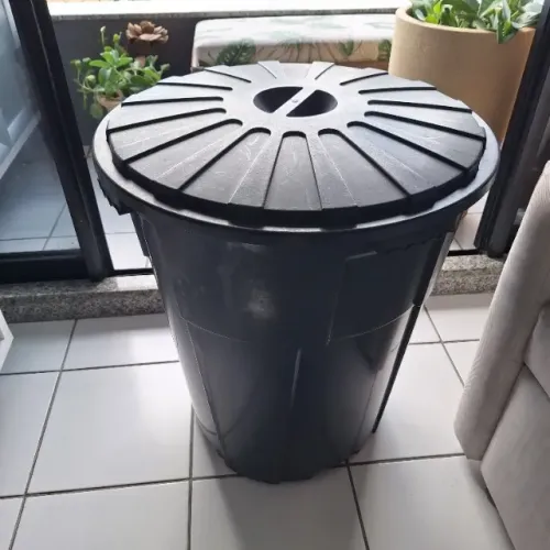 Balde Plástico Grande para Lixo Preto 65cm com Tampa