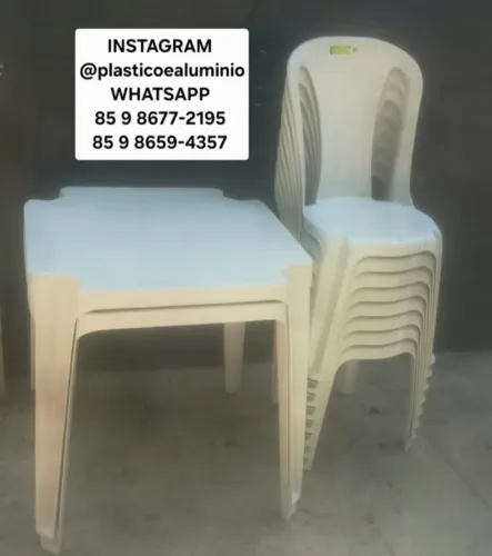 Conjunto de Mesa e Cadeiras de Plástico Conjunto Laura Mesa + 4 cadeiras