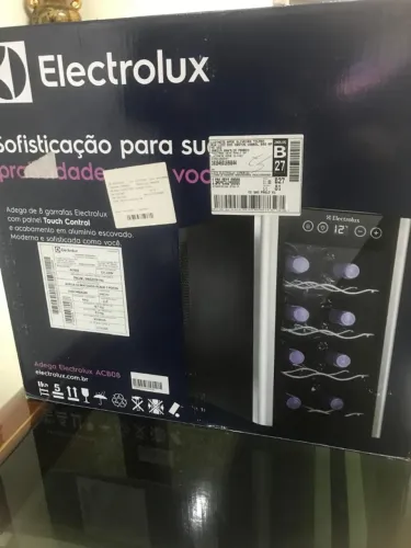 Adega Climatizada Electrolux - 8 Garrafas de Vinho (Nova) - R$ 480,00