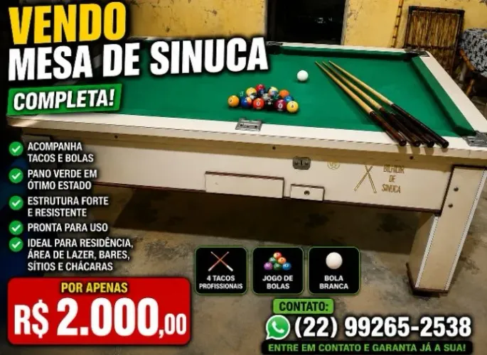 Mesa de sinuca completa com tacos e bolas numeradas