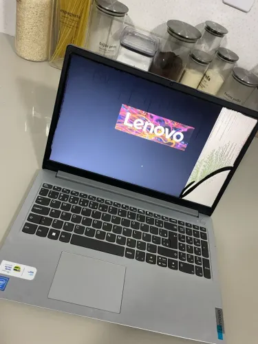 Notebook Lenovo funcionando + carregador original (tela com defeito)