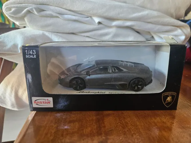Lamborghini Reventón na escala 1/43 da fabricante Rastar.