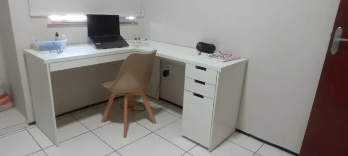 Escrivaninha em L de MDF