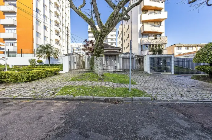 Terreno ZR4 para venda tem 541m² no Água Verde - Curitiba - PR
