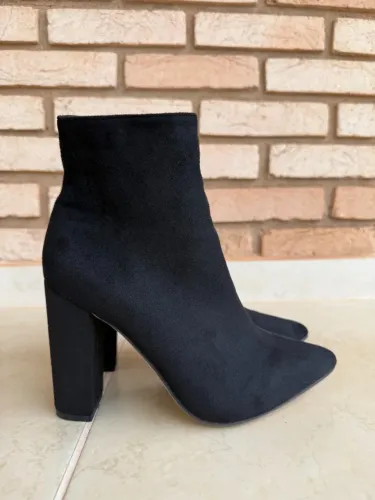 Bota salto bloco suede preta