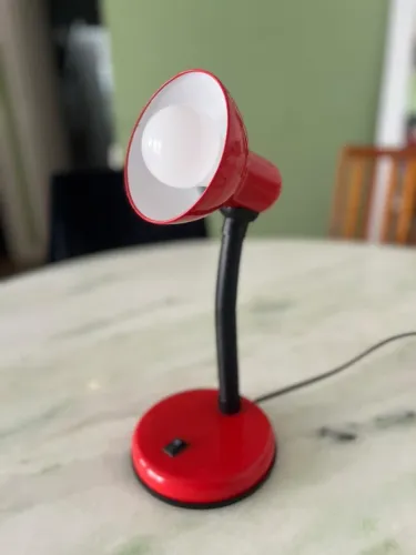 Luminária de Mesa Vermelha com Haste Flexível