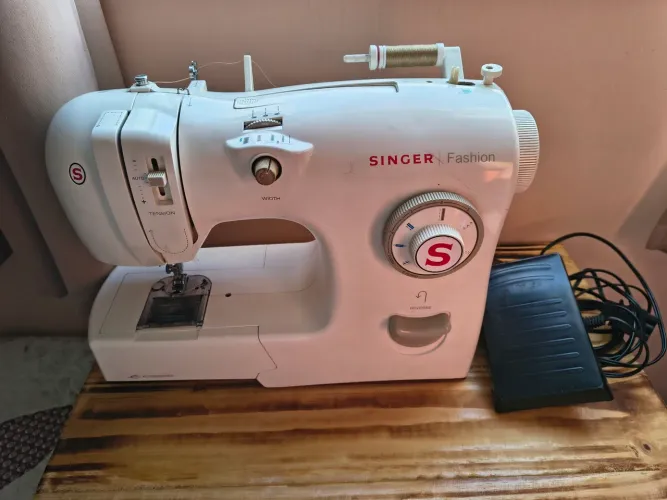 Máquina de costura Singer 4205