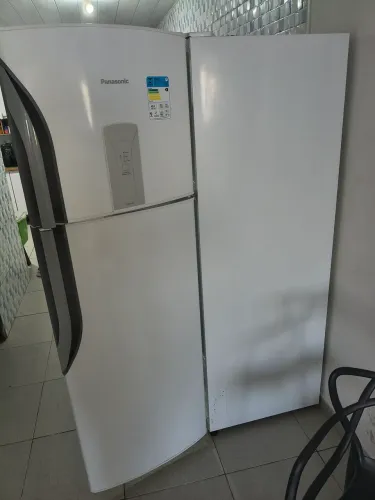 Vende-se geladeira semi nova Panasonic 1600
