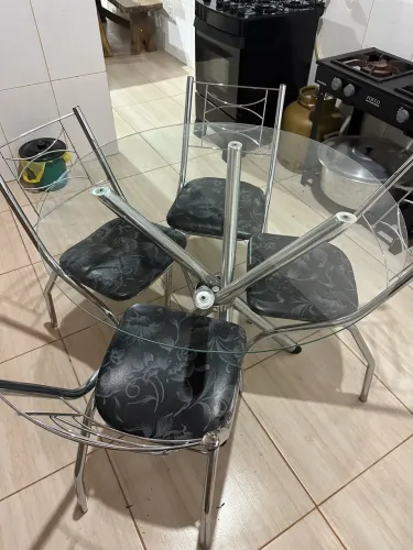 Mesa de vidro redonda com 4 cadeiras