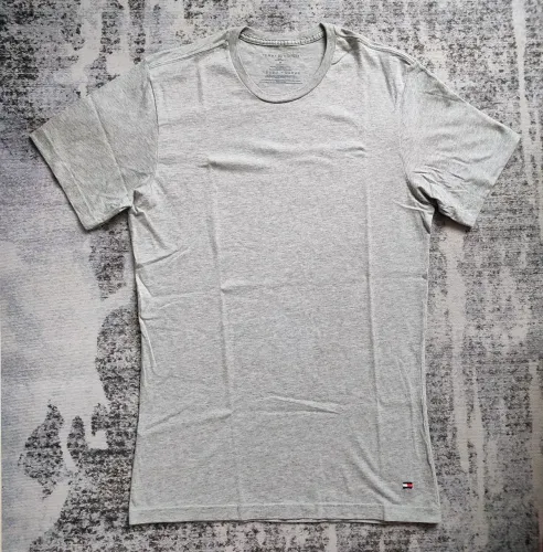 Camiseta básica Tommy Hilfiger tamanho M cinza mescla com logo bordada. 