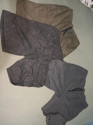 3 bermudas moletom tamanho G3 uma verde escuro outras cinzas escuro