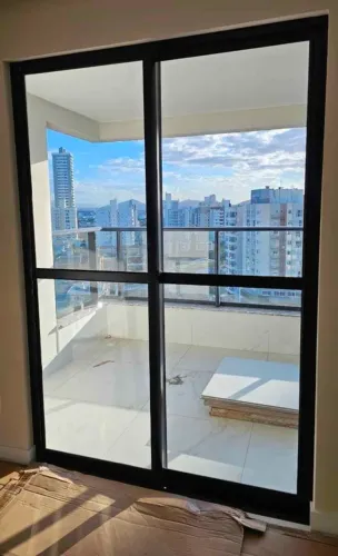 Vendo Kit porta de sacada, porta e janela de área de serviço de servi